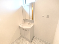 シンプルなデザインの洗面化粧台は使いやすく、お掃除も楽です。鏡の裏はすべて収納になっているので、ドライヤーなどすっきりと片付きます。
■八王子市東浅川町　新築戸建て■