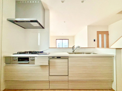 お料理やお茶の準備をしながらリビングが見渡せる対面式キッチン。家族の中心スペース、リビングダイニングキッチンは自然とコミュニケーションが取れる設計となっております。■狛江市中和泉5　新築一戸建■
