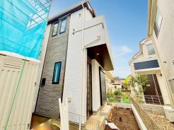 シックに塗り分けられた外壁は色合いも優しく落ち着けるデザインです。■狛江市中和泉5　新築一戸建■
