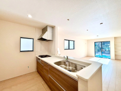 食器洗浄乾燥機、ビルトイン浄水器が装備された対面式カウンターキッチン。リビングが見渡せる設計は、小さなお子様がいるご家庭でも料理をしながら様子が伺える安心設計■小金井市貫井南町4　新築一戸建■