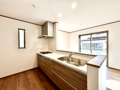 食器洗浄乾燥機、ビルトイン浄水器が装備された対面式カウンターキッチン。リビングが見渡せる設計は、小さなお子様がいるご家庭でも料理をしながら様子が伺える安心設計
■府中市浅間町4　新築一戸建■