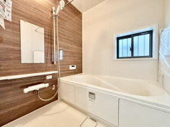 一日の疲れを癒すための心地よいバスタイムを演出する浴室はゆとりあるサイズを採用。浴室乾燥機付き！
■府中市浅間町4　新築一戸建■