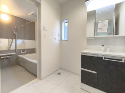 サニタリースペースには窓が備えられております。毎朝の身支度も、陽の光差し込む明るい空間で、快適にお使い頂けそうです。
■立川市若葉町4　新築一戸建て■