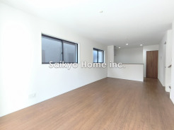 家族が集うLDKは、キッチン・ダイニング・リビングが一つの空間になった間取り。大きな窓から明るさを確保。
■八王子市本郷町　新築戸建て■