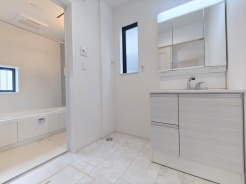 穏やかな雰囲気漂う、緑と調和した街並みに建つ新築一戸建て。
■日野市神明2丁目　新築戸建て■