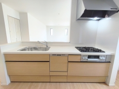 キッチンからリビング全体を見渡せるので、小さなお子様がいらしても様子を見ながら家事ができますね。
■日野市落川　新築一戸建て■