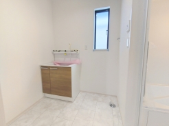 サニタリースペースには窓が備えられております。毎朝の身支度も、陽の光差し込む明るい空間で、快適にお使い頂けそうです。
■日野市落川　新築一戸建て■