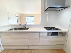 ご家族との会話を楽しみながらお料理のできる対面キッチン。ワイドシンクで調理スペースも広々とお使いになれます■国立市泉2　新築一戸建て■