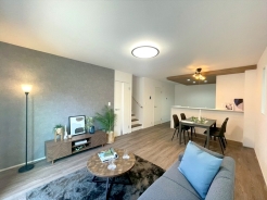 家族団らんの時間も増えそうなくつろぎのLDK。ご家族との会話を中心に考えた一体感のある間取りになっております。陽光をしっかり取り入れた、明るく広々としたリビング空間。家族団欒の場に最適。■国立市青柳1　新築一戸建■