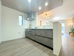 食器洗浄乾燥機、ビルトイン浄水器が装備された対面式カウンターキッチン。リビングが見渡せる設計は、小さなお子様がいるご家庭でも料理をしながら様子が伺える安心設計■国立市青柳1　新築一戸建■