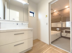 シンプルなデザインの洗面化粧台は使いやすく、お掃除も楽です。鏡の裏はすべて収納になっているので、ドライヤーなどすっきりと片付きます。■国立市西2丁目　新築戸建て■