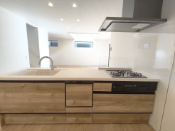 食器洗浄乾燥機、ビルトイン浄水器が装備された対面式カウンターキッチン。リビングが見渡せる設計は、小さなお子様がいるご家庭でも料理をしながら様子が伺える安心設計■国立市西2丁目　新築戸建て■