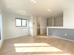 2階に設けたLDKはバルコニーからの自然光で満たされ、明るく開放感溢れる家族の寛ぎの場になります！
■立川市錦町2　新築一戸建て■