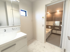 サニタリースペースには窓が備えられております。毎朝の身支度も、陽の光差し込む明るい空間で、快適にお使い頂けそうです。
■立川市錦町2　新築一戸建て■