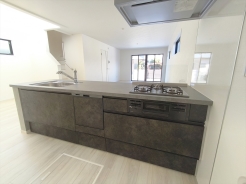 キッチンに立った位置から、リビングにいる家族に目線が届く見守りキッチン!
■八王子市富士見町 新築戸建て■