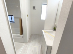 サニタリースペースには窓が備えられております。毎朝の身支度も、陽の光差し込む明るい空間で、快適にお使い頂けそうです。
■八王子市台町1丁目　新築戸建て■