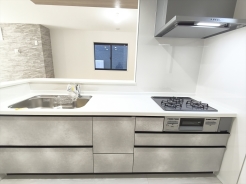 キッチンに立った位置から、リビングにいる家族に目線が届く見守りキッチン！■八王子市台町1丁目　新築戸建て■
