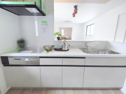 白を基調にした清潔感あふれるキッチン。広々としたシステムキッチンは使いやすく、家事仕事もはかどりそうですね。
■八王子市石川町　新築一戸建て■