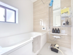 清潔感のある浴槽は汚れが落ちやすくお手入れも簡単。浴室はお子さんや年配の方でも安心なバリアフリー仕様。ヒートショックを防止する暖房換気乾燥機も標準仕様。
■八王子市石川町　新築一戸建て■