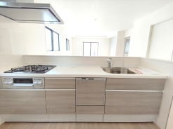 食器洗浄乾燥機、ビルトイン浄水器が装備された対面式カウンターキッチン。リビングが見渡せる設計は、小さなお子様がいるご家庭でも料理をしながら様子が伺える安心設計
■八王子市緑町　新築一戸建て■