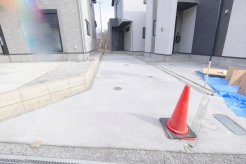 カースペース2台利用可。通勤用、家庭用で分けて駐車できるので日々の生活も快適ですね。■八王子市緑町　新築一戸建て■