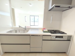 キッチンからリビング全体を見渡せるので、小さなお子様がいらしても様子を見ながら家事ができますね■立川市富士見町1丁目　新築戸建て■