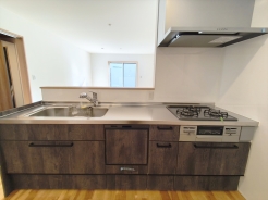 キッチンからリビング全体を見渡せるので、小さなお子様がいらしても様子を見ながら家事ができますね。
■国立市西1　新築一戸建て■