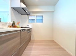 ご家族との会話を楽しみながらお料理のできる対面キッチン。ワイドシンクで調理スペースも広々とお使いになれます
■小金井市本町1　マンション■