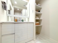 朝の身支度などには家族みんなが使う、ゆとりのある脱衣所です。


■小金井市本町1　マンション■