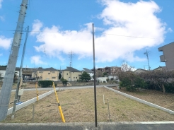 駅近と、広い空が一望できる閑静さを両立させたい方にはピッタリの立地環境。周囲にはスーパーをはじめとした買い物施設も揃っています。■府中市小柳町2　新築一戸建て■