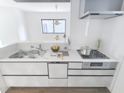 対面キッチなのでリビングにいる家族の様子がうかがえるので小さなお子様がいても安心ですね。
■三鷹市上連雀6　新築一戸建て■