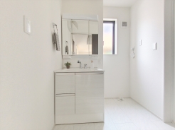 清潔なパウダールームは身だしなみチェックや肌のお手入れに最適です。収納もあり、スッキリと見映えの良い空間に拵えました。時間に余裕とゆとりを持たせます。
■三鷹市上連雀6　新築一戸建て■