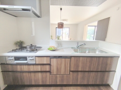 キッチンからリビング全体を見渡せるので、小さなお子様がいらしても様子を見ながら家事ができますね。
■三鷹市上連雀6　新築一戸建て■