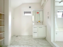 洗面台には三面鏡を採用。身だしなみを整えやすい事はもちろんですが、鏡の後ろに収納スペースを設ける事により、散らかりやすい洗面スペースをすっきり！■小金井市中町2　新築一戸建て■