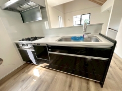 食洗機設置のシステムキッチン。人造大理石トップは、パン作りやお菓子作りの際もそのまま調理台として使用できます。お子様と一緒にホームメイドはいかがですか？■小金井市中町2　新築一戸建て■