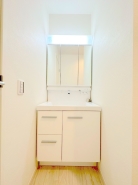 シンプルかつ機能性も追求した使い勝手の良い洗面台。広めで使いやすくお手入れもカンタン。いつでもすっきり清潔に保てます。大切なお洋服を手洗いするときや、お子様のものをちょっと洗いたいときにも使いやすい！■小金井市中町2　新築一戸建て■