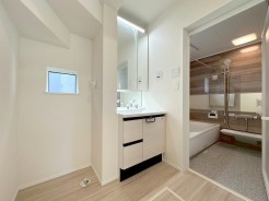 サニタリースペースには窓が備えられております。毎朝の身支度も、陽の光差し込む明るい空間で、快適にお使い頂けそうです。
■小金井市貫井北町3　新築一戸建て■