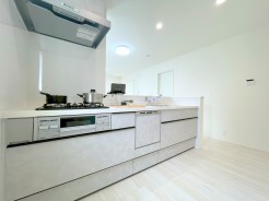 毎日の家事をぐっと楽にしてくれるビルトイン食洗機を完備。時間や水道代の節約につながり、忙しい日々の中でも清潔で快適な暮らしをサポートします。■八王子市楢原　新築一戸建て■