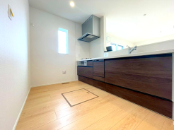 高級感漂うシステムキッチン。収納力豊富で見せるキッチンの実現が可能に。いつもキレイにしておきたくなるキッチンです。■八王子市下恩方　新築一戸建■