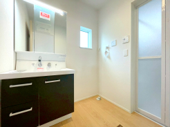 収納力と機能性に優れたお手入れラクラク三面鏡洗面化粧台です。朝の身支度にも大活躍！■八王子市下恩方　新築一戸建■