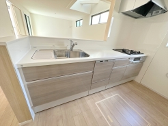 家族が集まるリビングダイニングキッチンは自然とコミュニケーションが取れる設計となっております。
■国立市中3　新築一戸建て■