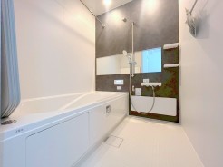 一日の疲れを癒すための心地よい浴室はゆとりあるサイズを採用。浴室乾燥機付き！汚れにくくお手入れしやすい浴室です。
■国立市東　新築一戸建て■