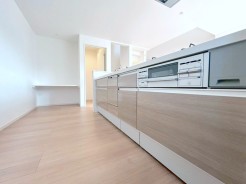 「空間」を造ることで開放的なキッチン。パントリーを設け、収納力もあります。さらにタッチレスセンサー内蔵の水栓に、ガラストップコンロとハイグレードな設備。■国立市東　新築一戸建て■