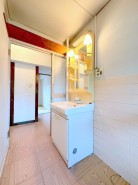 サニタリースペースには窓が備えられております。毎朝の身支度も、陽の光差し込む明るい空間で、快適にお使い頂けそうです。■立川市幸町2　分譲マンション■