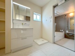 サニタリースペースには窓が備えられております。毎朝の身支度も、陽の光差し込む明るい空間で、快適にお使い頂けそうです。
■狛江市和泉本町3　新築一戸建て■