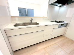 キッチンからリビング全体を見渡せるので、小さなお子様がいらしても様子を見ながら家事ができますね。
■調布市深大寺東町1　新築一戸建て■