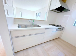 ご家族との会話を楽しみながらお料理のできる対面キッチン。ワイドシンクで調理スペースも広々とお使いになれます■三鷹市大沢5　新築一戸建て■