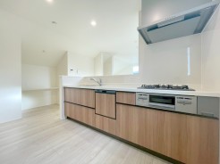 対面キッチなのでリビングにいる家族の様子がうかがえるので小さなお子様がいても安心ですね。
■日野市東平山2　新築一戸建て■