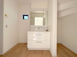 サニタリースペースには窓が備えられております。毎朝の身支度も、陽の光差し込む明るい空間で、快適にお使い頂けそうです。
■国分寺市戸倉1　新築一戸建て■