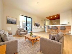 陽光ふりそそぐ明るいリビング。対面式キッチンは、家事をしながら家族の様子が一目でわかる安心＆便利設備
※家具はCG加工しております。■府中市小柳町3　新築一戸建て■